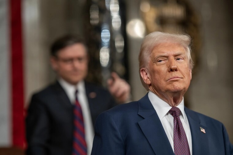 Ông Donald Trump cảnh báo “không ai thoát tội” khi áp thuế điện thoại