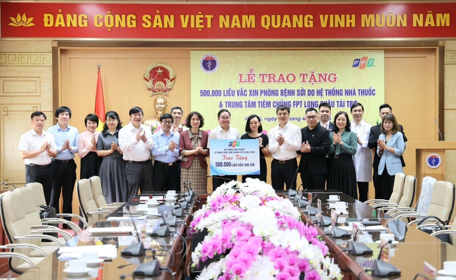 bo y te tiep nhan nua trieu lieu vaccine soi do fpt long chau trao tang hinh anh 1