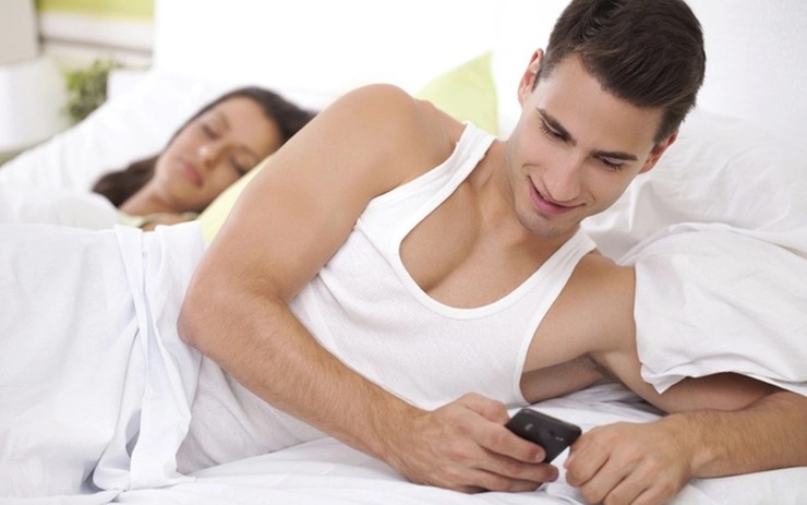 Vợ ốm đau, đành "mắt nhắm, mắt mở" để chồng đi ngoại tình