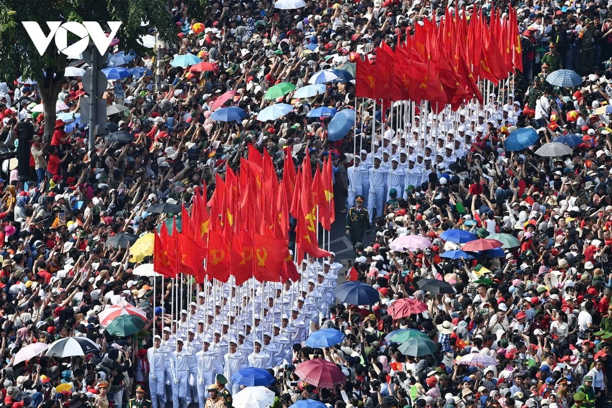national-level military parade celebrating 50 years vietnam s national reunification picture 2