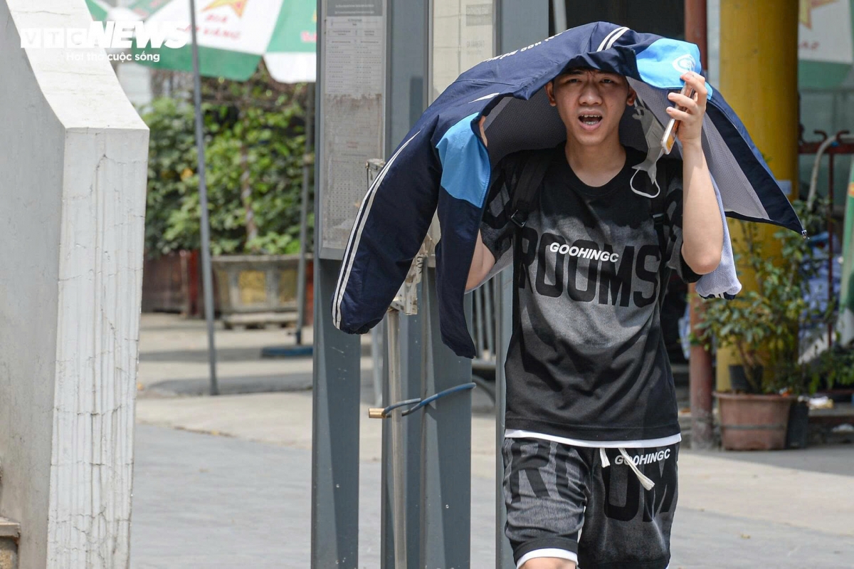 Workers struggle under scorching early-summer heat in Hanoi