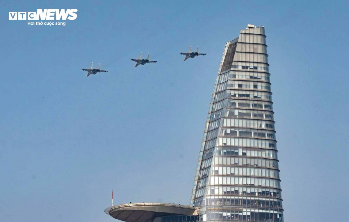 phi công trực thăng, su-30mk2 rạng rỡ sau màn rẽ mây, nhào lượn mừng đại lễ hình ảnh 2 phi cong truc thang, su-30mk2 rang ro sau man re may, nhao luon mung dai le hinh anh 2