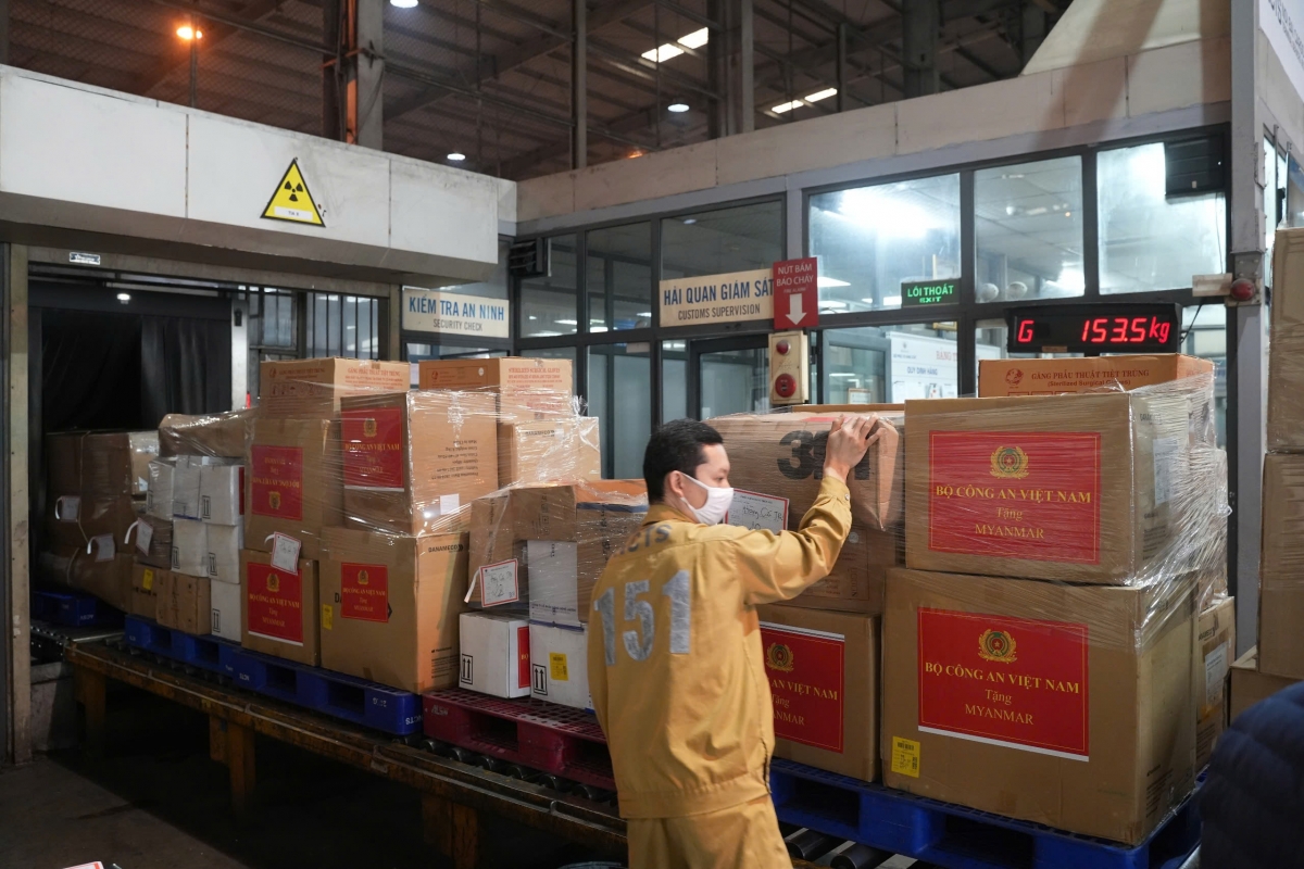 vietnam airlines vận chuyển gần 30 tấn hàng cứu trợ đến myanmar hình ảnh 1 vietnam airlines van chuyen gan 30 tan hang cuu tro den myanmar hinh anh 1