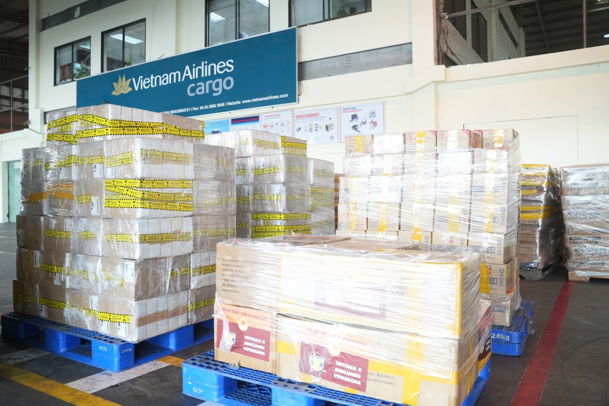 vietnam airlines vận chuyển gần 30 tấn hàng cứu trợ đến myanmar hình ảnh 2 vietnam airlines van chuyen gan 30 tan hang cuu tro den myanmar hinh anh 2