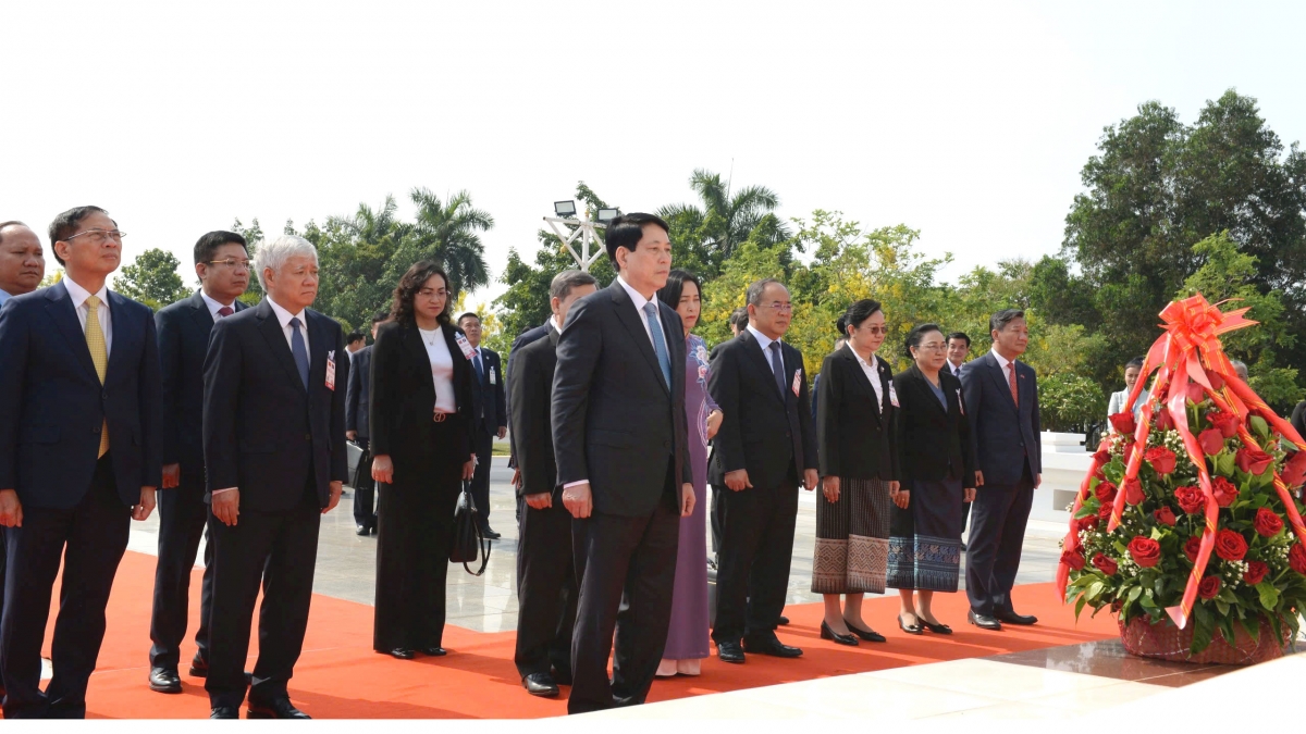 Chủ tịch nước Lương Cường dâng hoa tưởng niệm Chủ tịch Kaysone Phomvihane