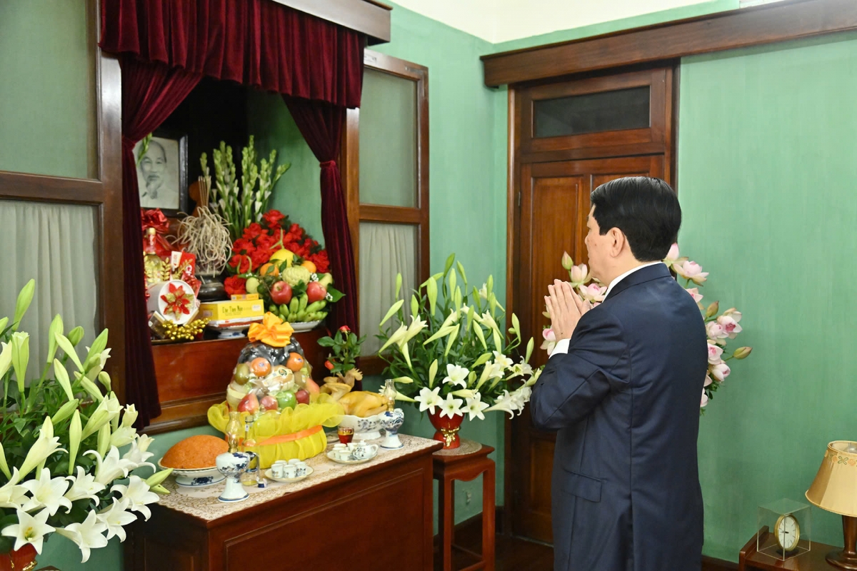 Chủ tịch nước Lương Cường dâng hương tưởng niệm Chủ tịch Hồ Chí Minh tại Nhà 67