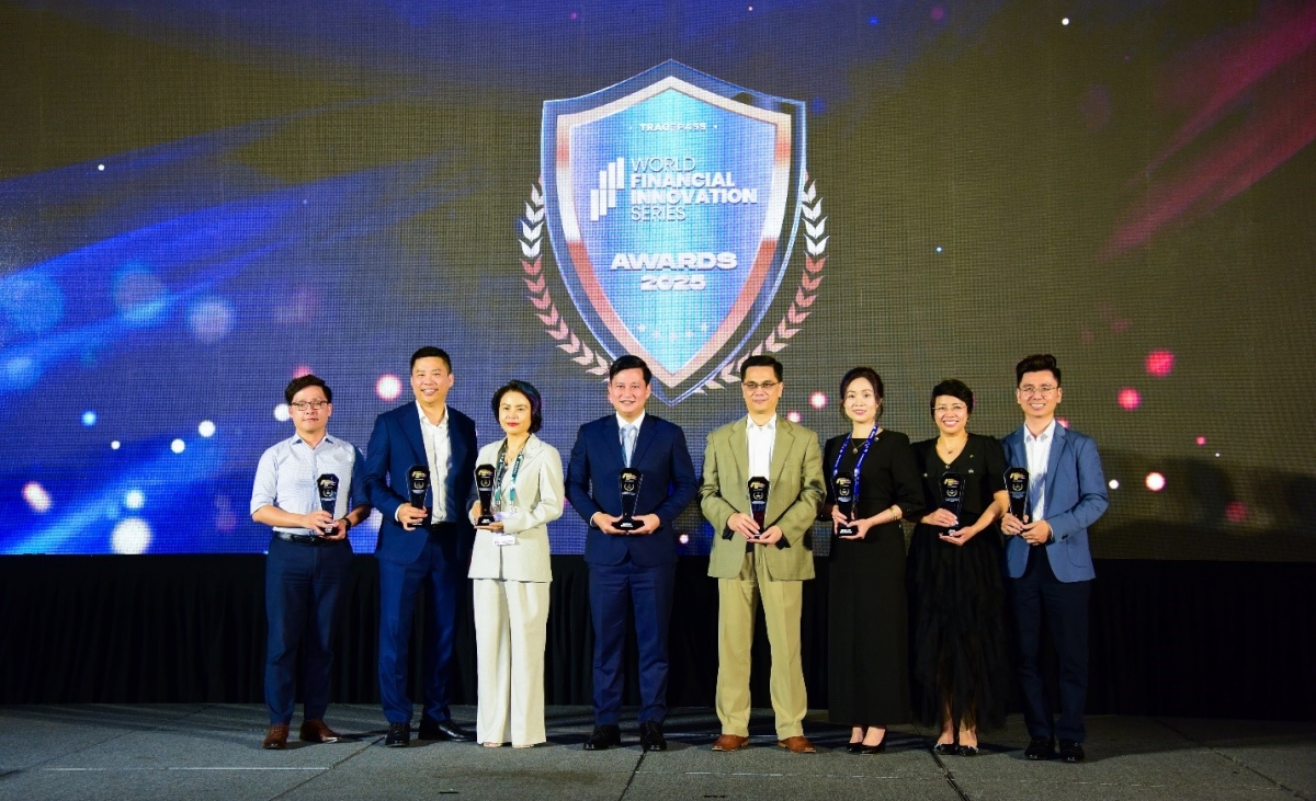 phó tổng giám đốc vietinbank nhận giải thưởng nhà lãnh đạo it của năm hình ảnh 2 pho tong giam doc vietinbank nhan giai thuong nha lanh dao it cua nam hinh anh 2