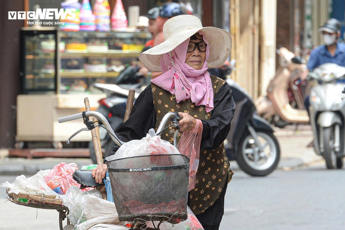 workers struggle under scorching early-summer heat in hanoi picture 3 workers struggle under scorching early-summer heat in hanoi picture 3