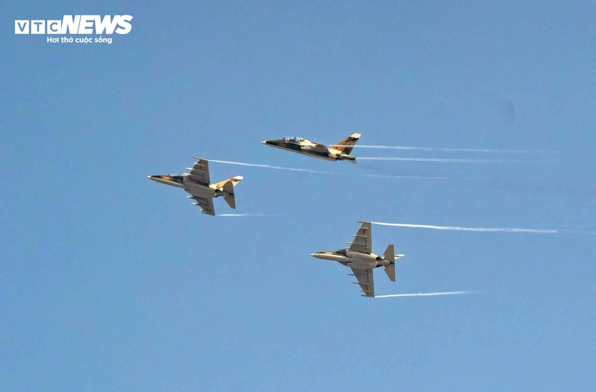 phi công trực thăng, su-30mk2 rạng rỡ sau màn rẽ mây, nhào lượn mừng đại lễ hình ảnh 3 phi cong truc thang, su-30mk2 rang ro sau man re may, nhao luon mung dai le hinh anh 3