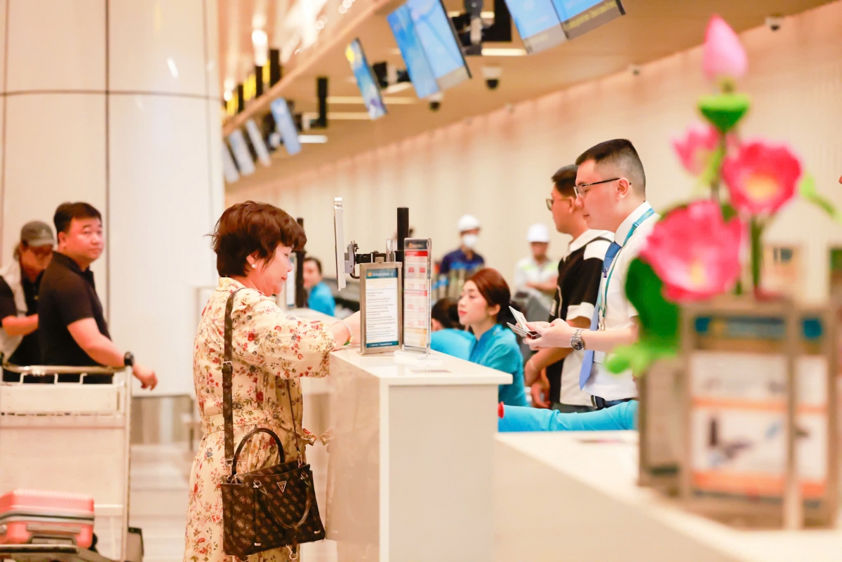 những hành khách của vietnam airlines xông đất t3 tân sơn nhất hình ảnh 5 nhung hanh khach cua vietnam airlines xong dat t3 tan son nhat hinh anh 5