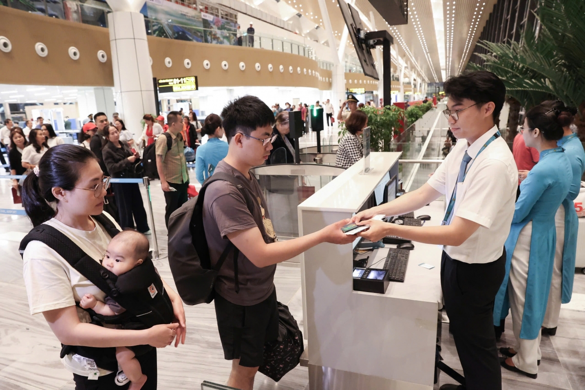 những hành khách của vietnam airlines xông đất t3 tân sơn nhất hình ảnh 13 nhung hanh khach cua vietnam airlines xong dat t3 tan son nhat hinh anh 13