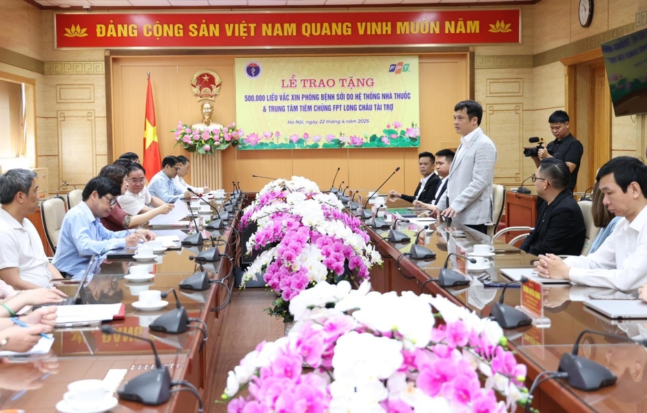 bo y te tiep nhan nua trieu lieu vaccine soi do fpt long chau trao tang hinh anh 3
