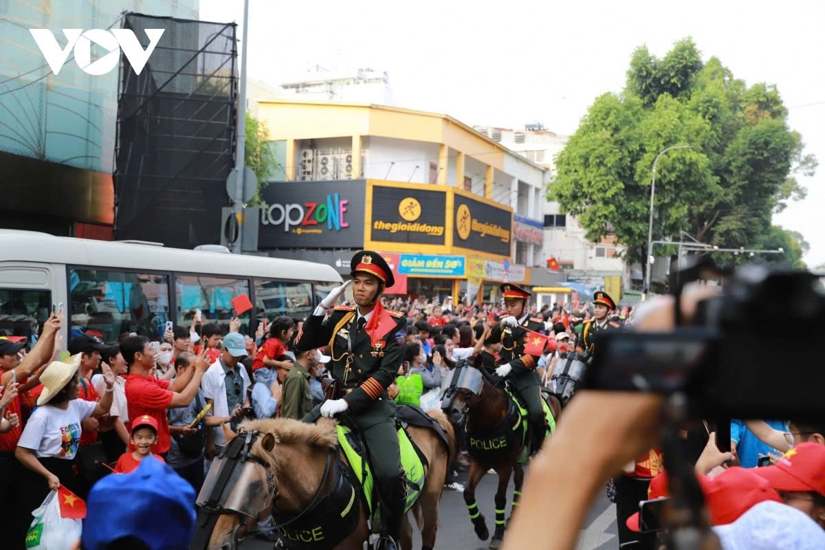 national-level military parade celebrating 50 years vietnam s national reunification picture 4