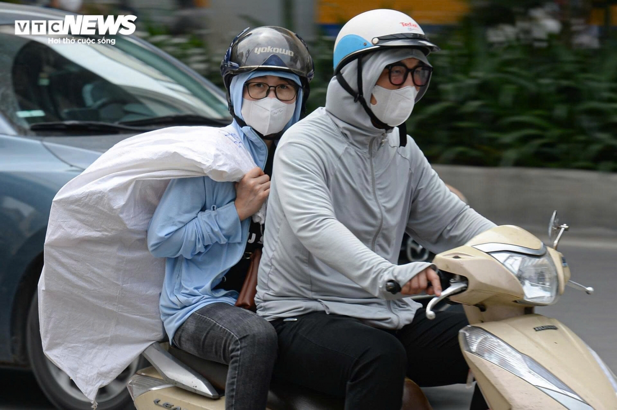 workers struggle under scorching early-summer heat in hanoi picture 4 workers struggle under scorching early-summer heat in hanoi picture 4