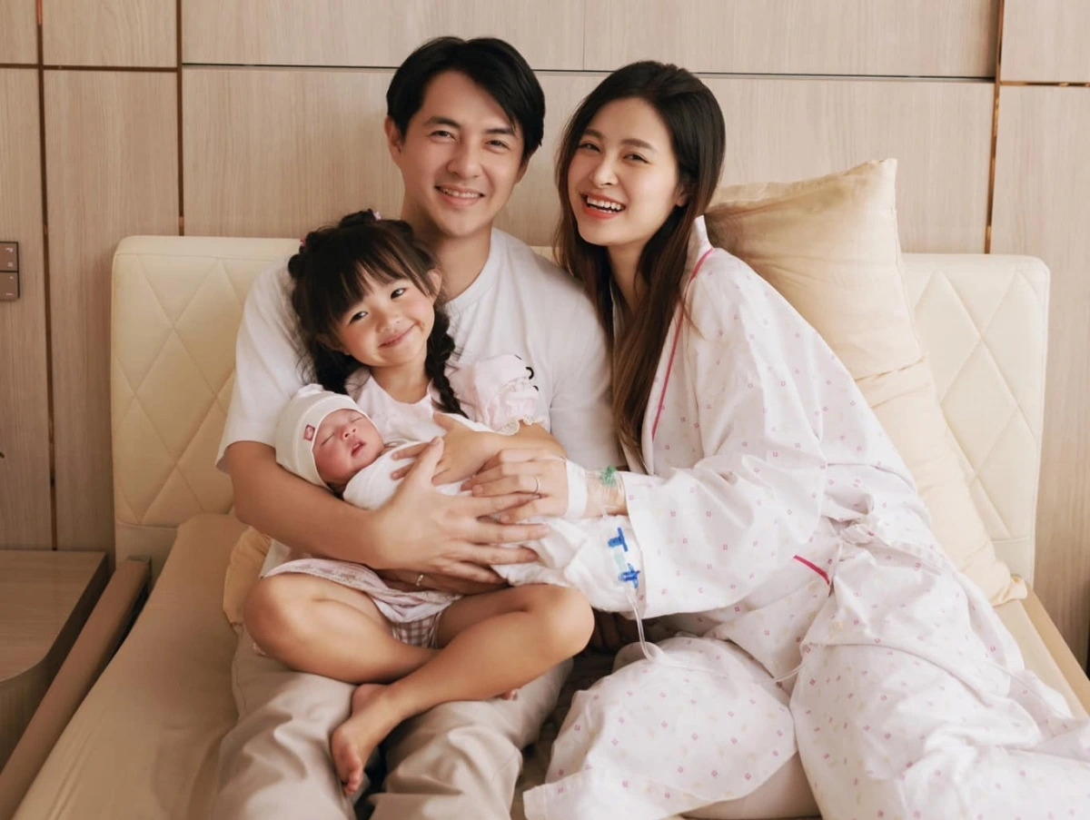 Đông nhi lặn mất 2 tuần rồi tái xuất bằng cả album khiến fan choáng váng hình ảnh 2 Dong nhi lan mat 2 tuan roi tai xuat bang ca album khien fan choang vang hinh anh 2