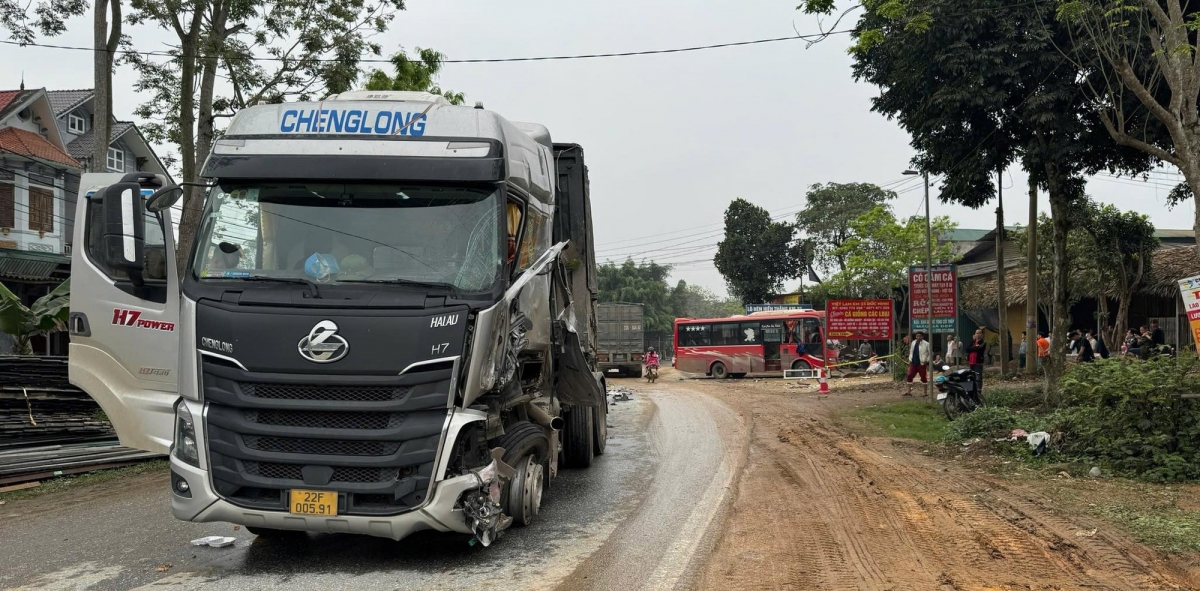 Xe khách tông trực diện xe tải, 4 hành khách văng ra ngoài