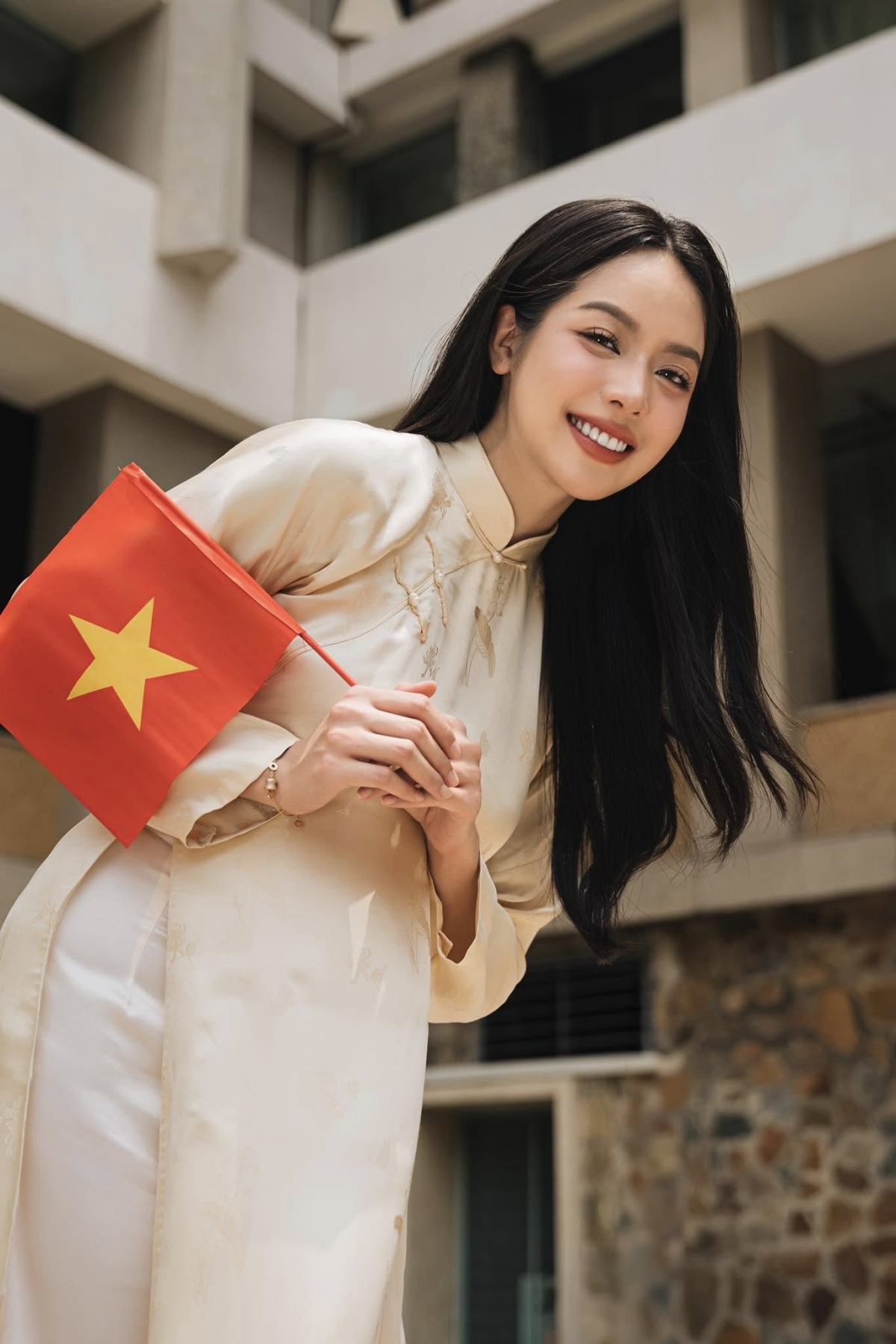 sao viet 22 4 hoa hau pham huong khoe khoanh khac vui dua ben hai quy tu hinh anh 7