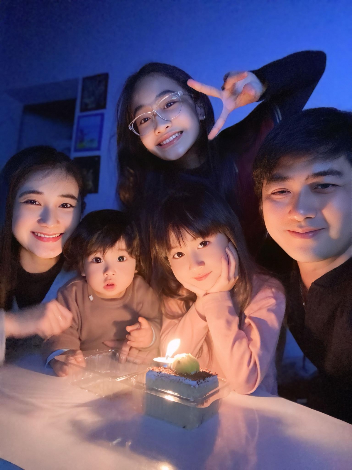 sao viet 22 4 hoa hau pham huong khoe khoanh khac vui dua ben hai quy tu hinh anh 5