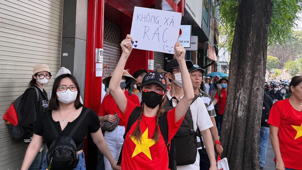 Sao Việt 28/4: Hòa Minzy kêu gọi mọi người không xả rác khi đi xem diễu binh