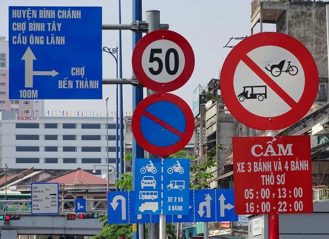 Khẩn trương xử lý bất cập hệ thống biển báo, đèn tín hiệu giao thông trên toàn quốc