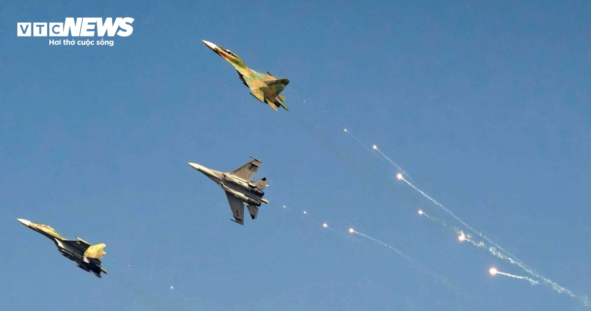 phi công trực thăng, su-30mk2 rạng rỡ sau màn rẽ mây, nhào lượn mừng đại lễ hình ảnh 4 phi cong truc thang, su-30mk2 rang ro sau man re may, nhao luon mung dai le hinh anh 4