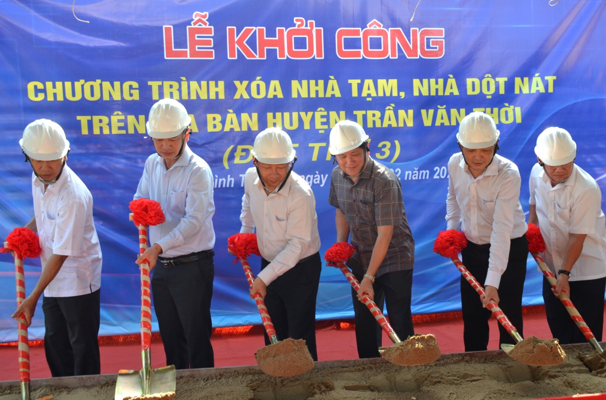 xóa nhà tạm - người dân cà mau cho nhau mượn đất xây nhà hình ảnh 4 xoa nha tam - nguoi dan ca mau cho nhau muon dat xay nha hinh anh 4