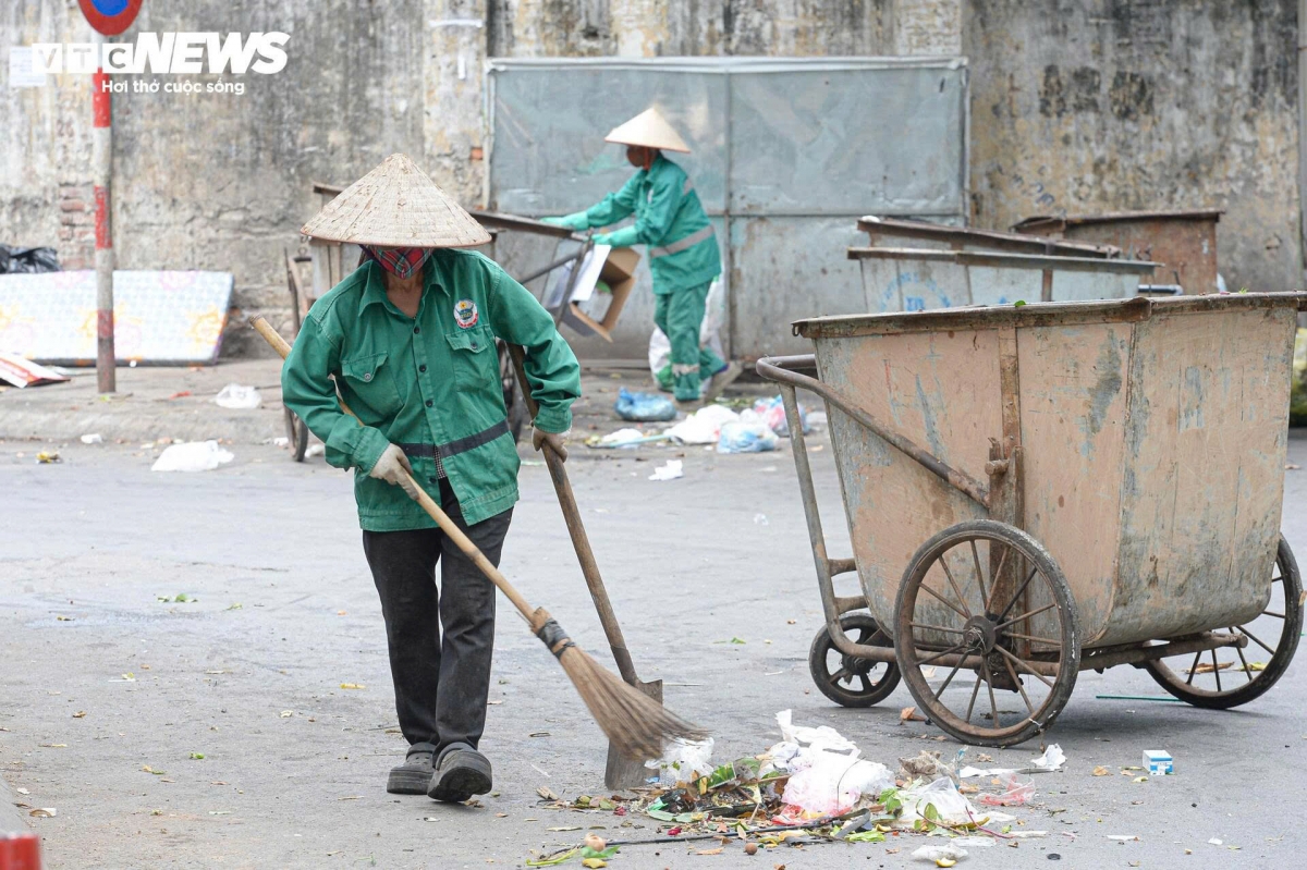 workers struggle under scorching early-summer heat in hanoi picture 5 workers struggle under scorching early-summer heat in hanoi picture 5
