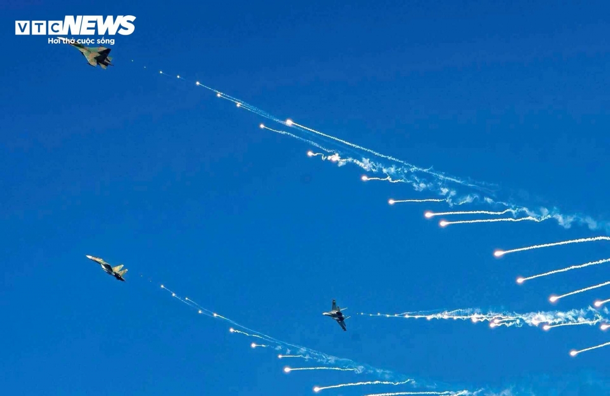 phi công trực thăng, su-30mk2 rạng rỡ sau màn rẽ mây, nhào lượn mừng đại lễ hình ảnh 5 phi cong truc thang, su-30mk2 rang ro sau man re may, nhao luon mung dai le hinh anh 5