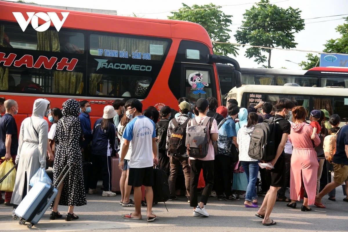 Bến xe Hà Nội tăng 600 lượt xe, đường sắt chạy tàu hỏa hạng sang dịp nghỉ lễ 30/4