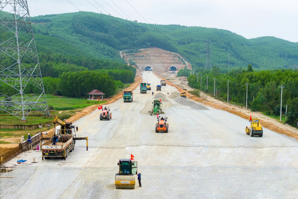 Tăng ca làm việc cả ngày lẫn đêm trên cao tốc Quảng Ngãi – Hoài Nhơn