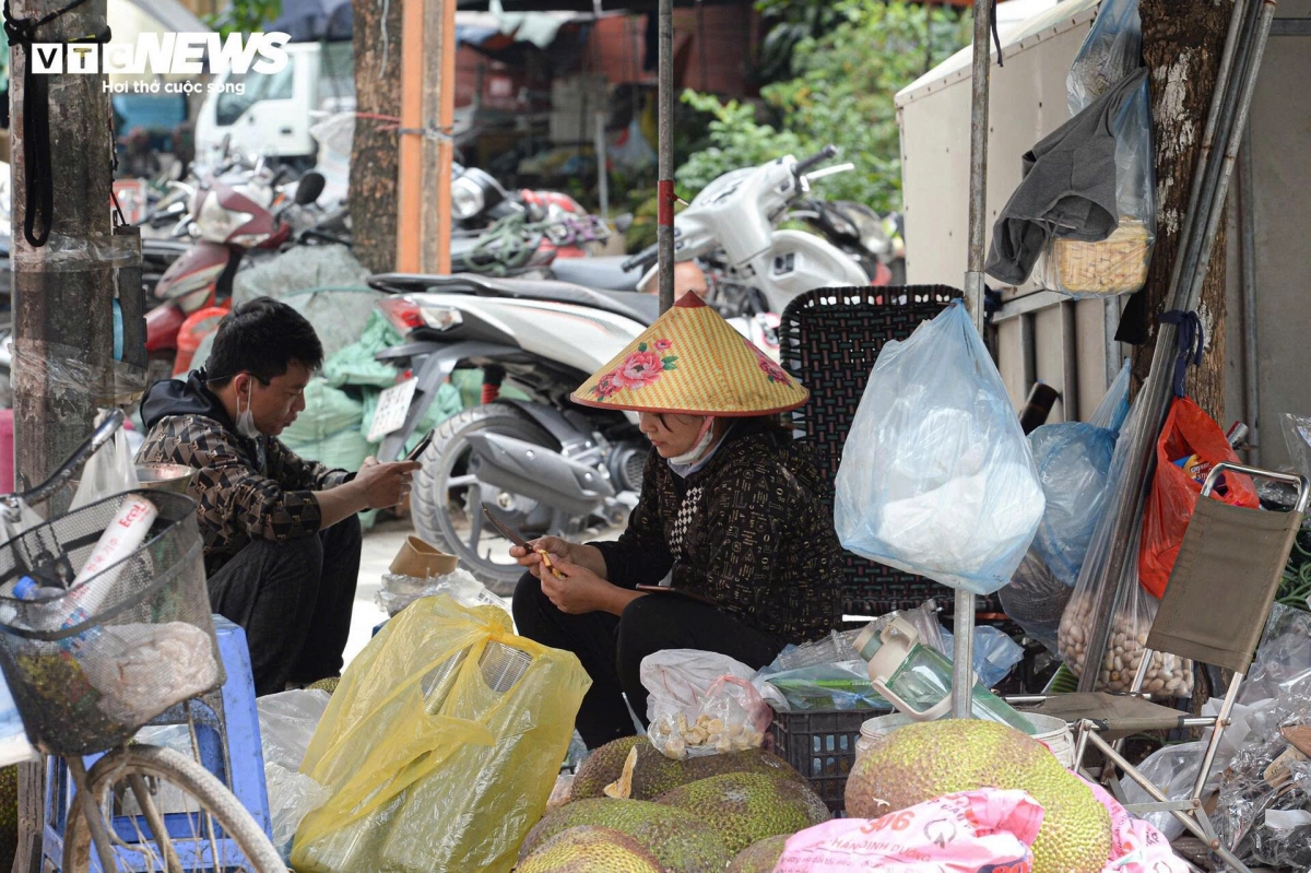 workers struggle under scorching early-summer heat in hanoi picture 6 workers struggle under scorching early-summer heat in hanoi picture 6