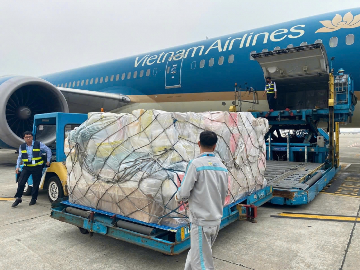 vietnam airlines vận chuyển gần 30 tấn hàng cứu trợ đến myanmar hình ảnh 7 vietnam airlines van chuyen gan 30 tan hang cuu tro den myanmar hinh anh 7
