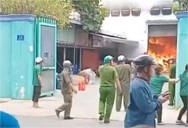 cháy xưởng in ở vùng ven tp.hcm, nhiều tài sản bị thiêu rụi hình ảnh 1 chay xuong in o vung ven tp.hcm, nhieu tai san bi thieu rui hinh anh 1