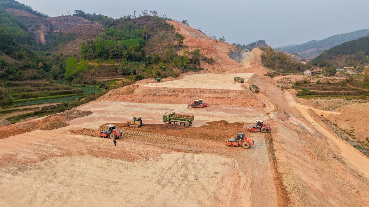 gần 2.000 nhân công nỗ lực ngày đêm để thông tuyến cao tốc hữu nghị chi lăng hình ảnh 1 gan 2.000 nhan cong no luc ngay dem de thong tuyen cao toc huu nghi chi lang hinh anh 1