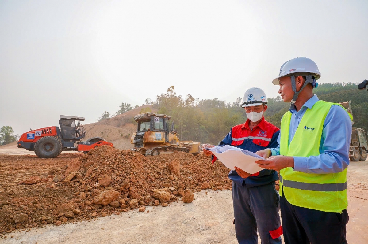 gần 2.000 nhân công nỗ lực ngày đêm để thông tuyến cao tốc hữu nghị chi lăng hình ảnh 7 gan 2.000 nhan cong no luc ngay dem de thong tuyen cao toc huu nghi chi lang hinh anh 7