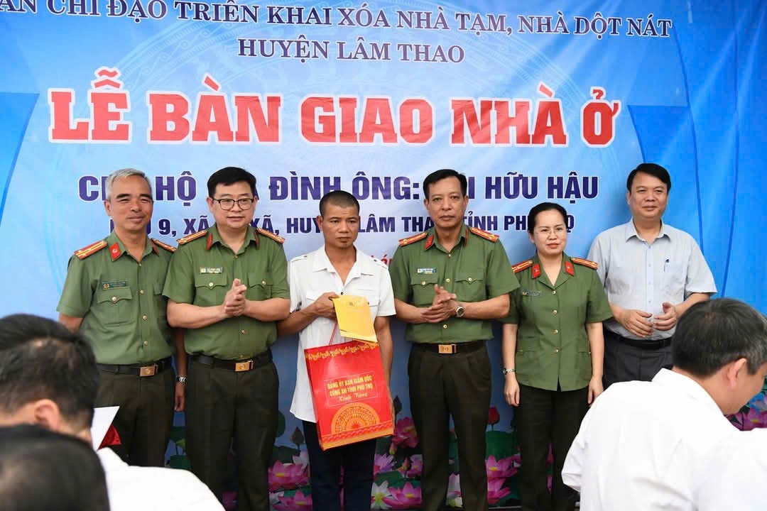 công an tỉnh phú thọ trao tặng 2 nhà tình nghĩa cho hộ nghèo tại huyện lâm thao hình ảnh 1 cong an tinh phu tho trao tang 2 nha tinh nghia cho ho ngheo tai huyen lam thao hinh anh 1