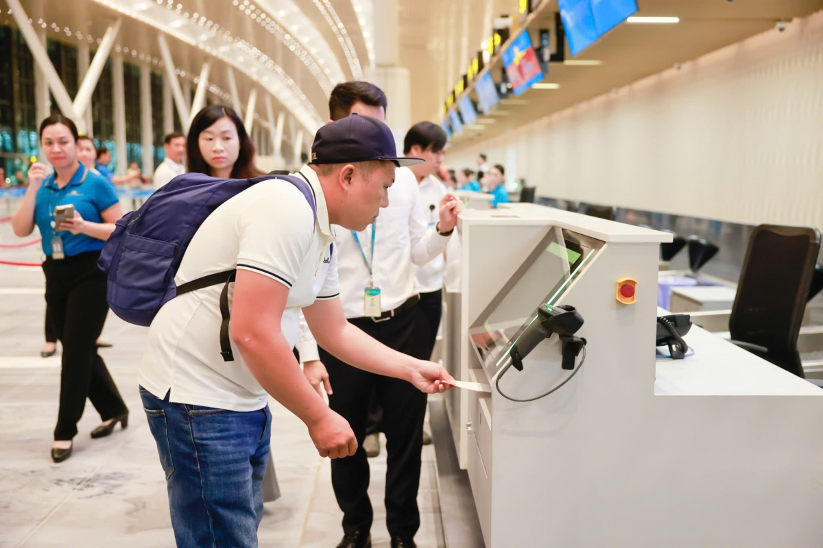 những hành khách của vietnam airlines xông đất t3 tân sơn nhất hình ảnh 7 nhung hanh khach cua vietnam airlines xong dat t3 tan son nhat hinh anh 7