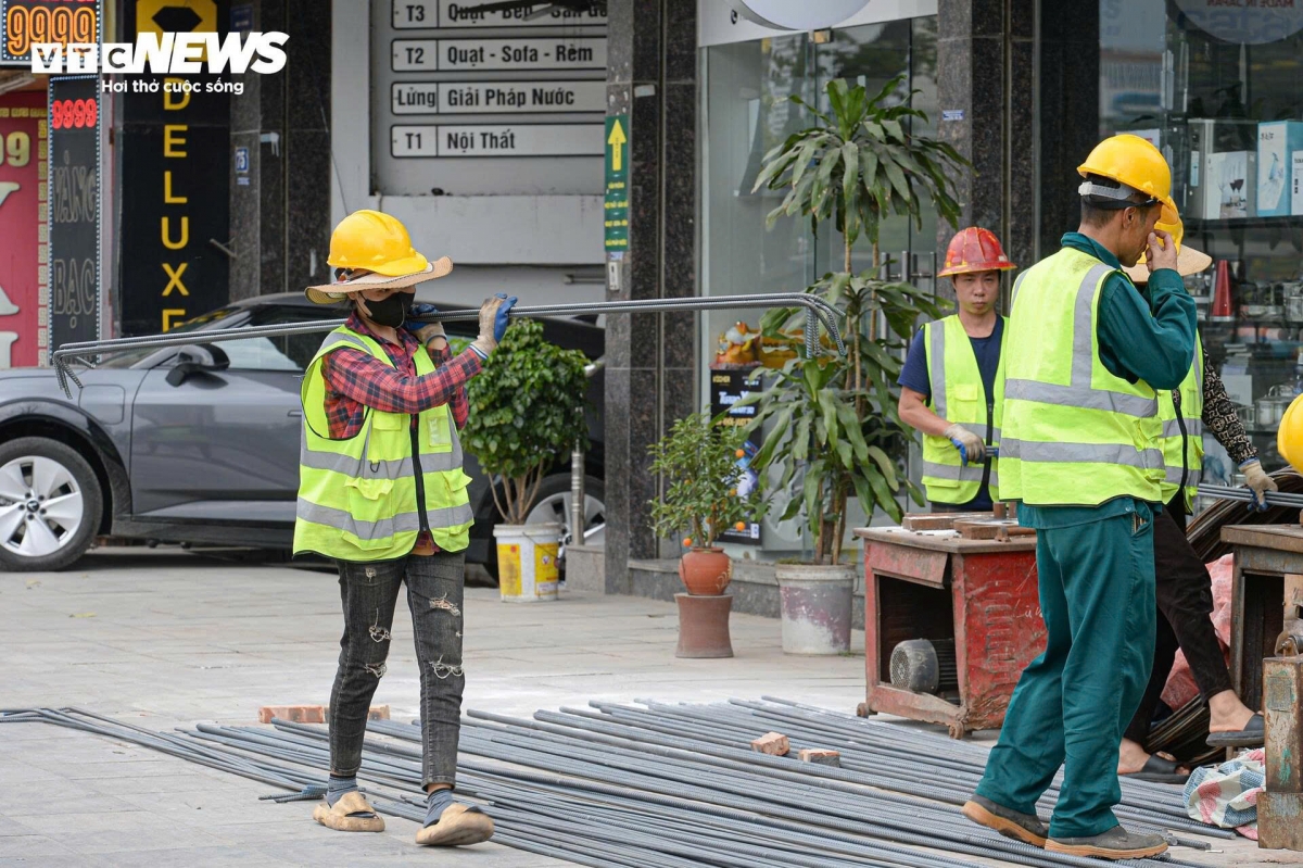 workers struggle under scorching early-summer heat in hanoi picture 7 workers struggle under scorching early-summer heat in hanoi picture 7