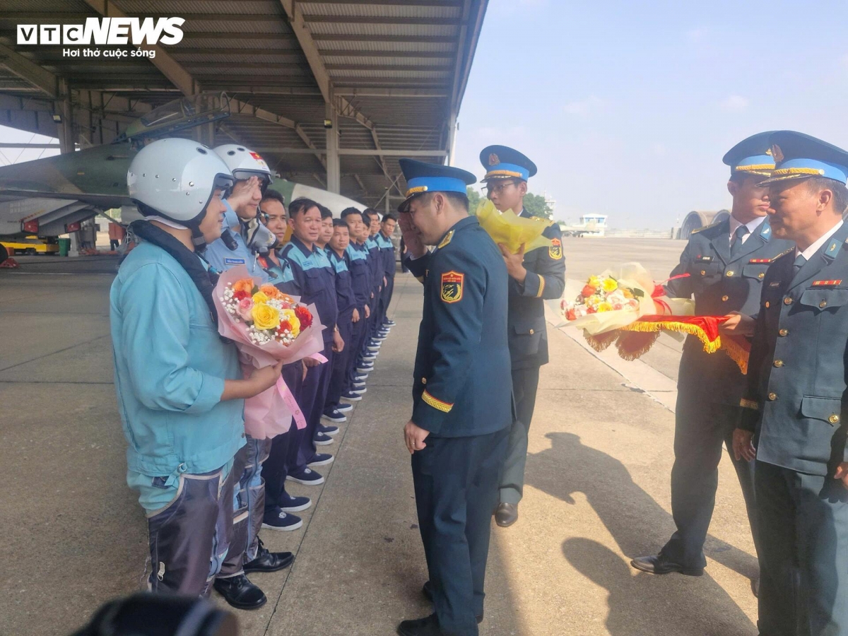 phi công trực thăng, su-30mk2 rạng rỡ sau màn rẽ mây, nhào lượn mừng đại lễ hình ảnh 7 phi cong truc thang, su-30mk2 rang ro sau man re may, nhao luon mung dai le hinh anh 7