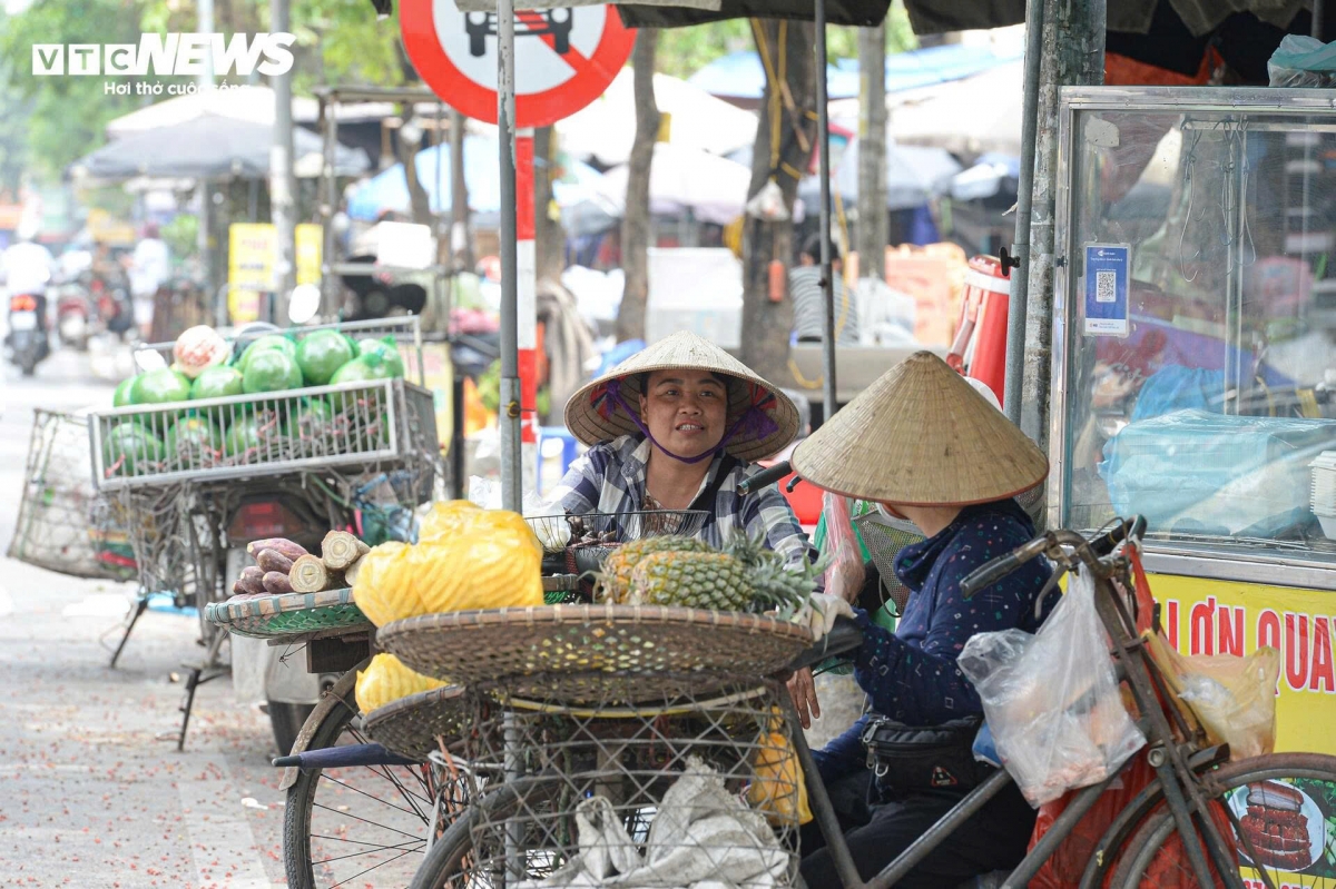 workers struggle under scorching early-summer heat in hanoi picture 8 workers struggle under scorching early-summer heat in hanoi picture 8