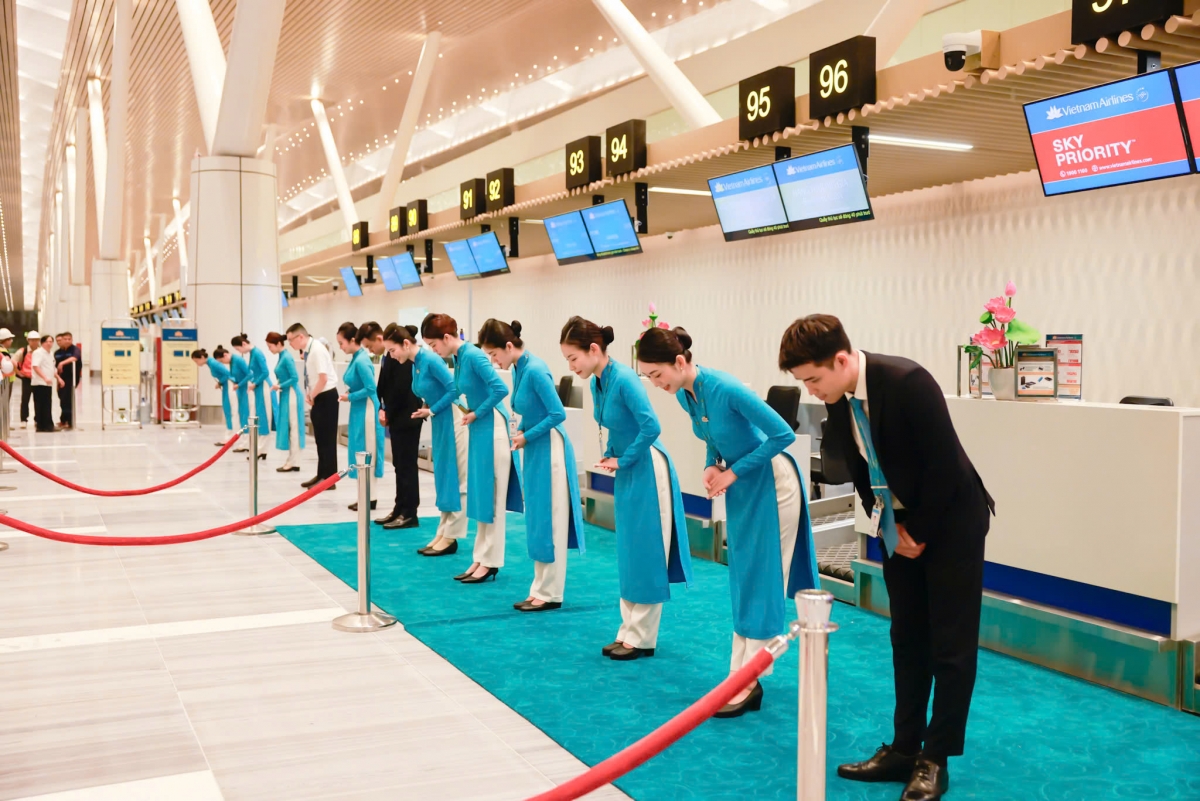 những hành khách của vietnam airlines xông đất t3 tân sơn nhất hình ảnh 3 nhung hanh khach cua vietnam airlines xong dat t3 tan son nhat hinh anh 3