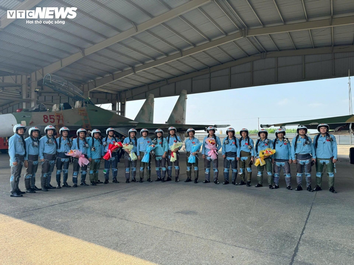 phi công trực thăng, su-30mk2 rạng rỡ sau màn rẽ mây, nhào lượn mừng đại lễ hình ảnh 8 phi cong truc thang, su-30mk2 rang ro sau man re may, nhao luon mung dai le hinh anh 8