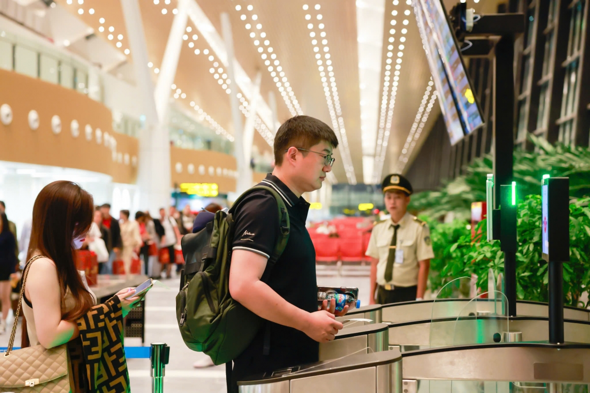 những hành khách của vietnam airlines xông đất t3 tân sơn nhất hình ảnh 11 nhung hanh khach cua vietnam airlines xong dat t3 tan son nhat hinh anh 11
