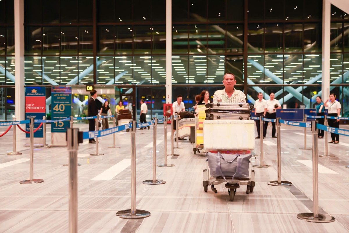 những hành khách của vietnam airlines xông đất t3 tân sơn nhất hình ảnh 4 nhung hanh khach cua vietnam airlines xong dat t3 tan son nhat hinh anh 4