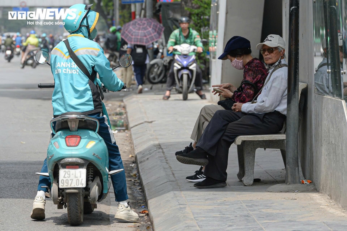 workers struggle under scorching early-summer heat in hanoi picture 9 workers struggle under scorching early-summer heat in hanoi picture 9