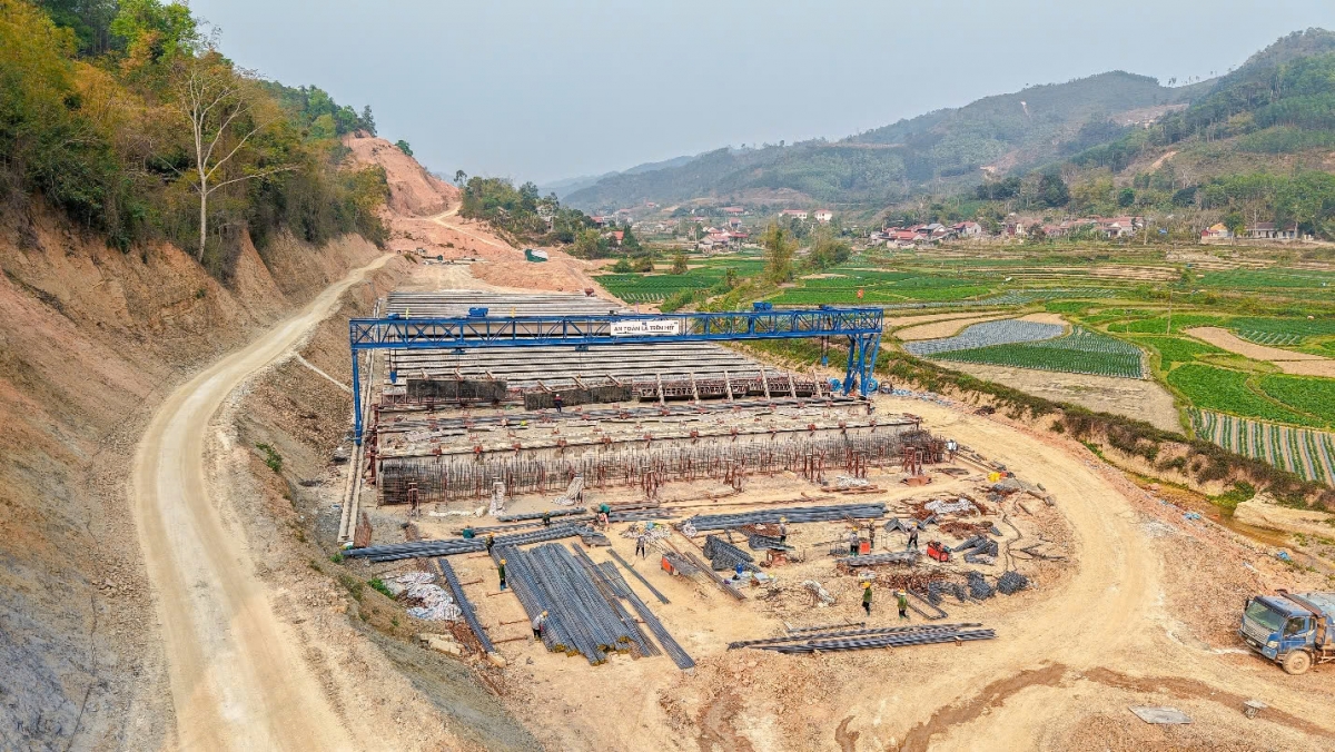 gần 2.000 nhân công nỗ lực ngày đêm để thông tuyến cao tốc hữu nghị chi lăng hình ảnh 6 gan 2.000 nhan cong no luc ngay dem de thong tuyen cao toc huu nghi chi lang hinh anh 6