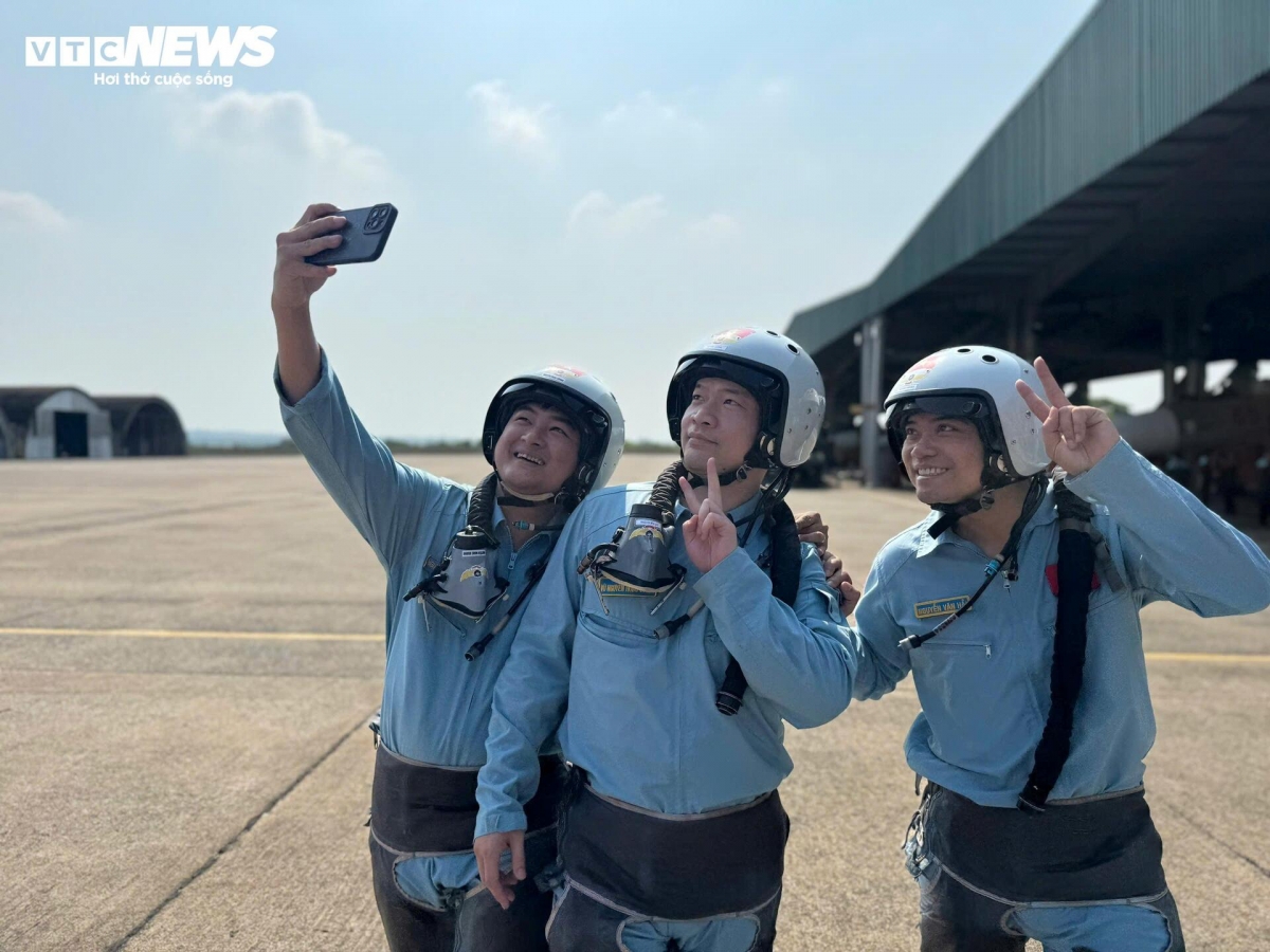 phi công trực thăng, su-30mk2 rạng rỡ sau màn rẽ mây, nhào lượn mừng đại lễ hình ảnh 9 phi cong truc thang, su-30mk2 rang ro sau man re may, nhao luon mung dai le hinh anh 9