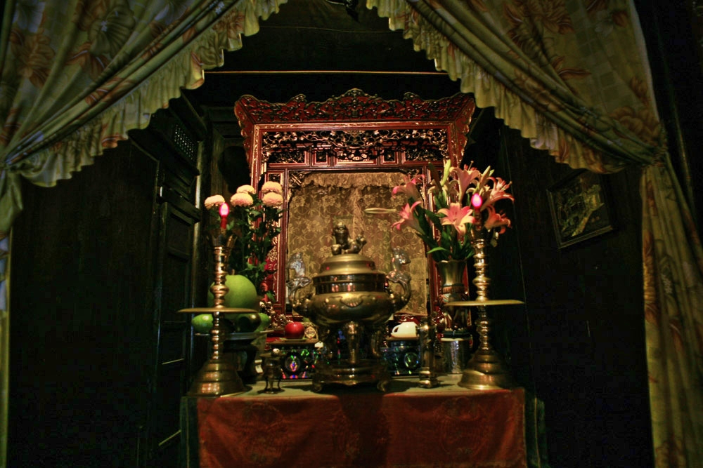 Con gái có nên thờ cúng bố đẻ khi ông chưa từng quan tâm, chăm sóc tôi?