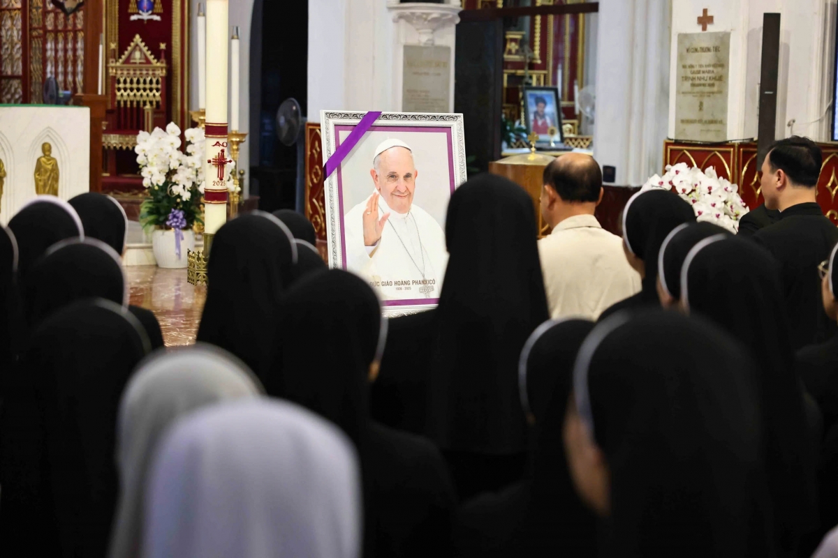 faithful gather in hanoi to mourn the passing of pope francis picture 1 faithful gather in hanoi to mourn the passing of pope francis picture 1