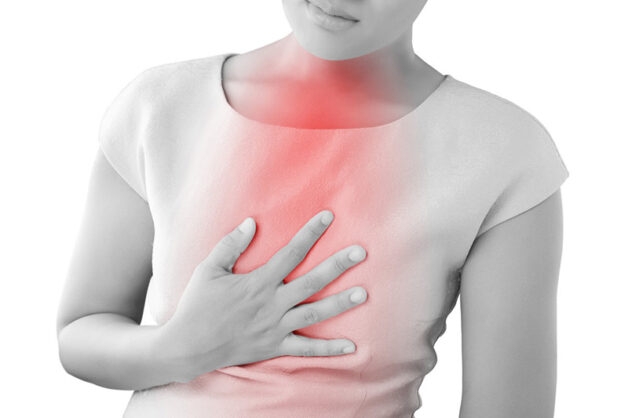 Mãn kinh được 2 năm, tôi phát hiện khối u cứng trên ngực